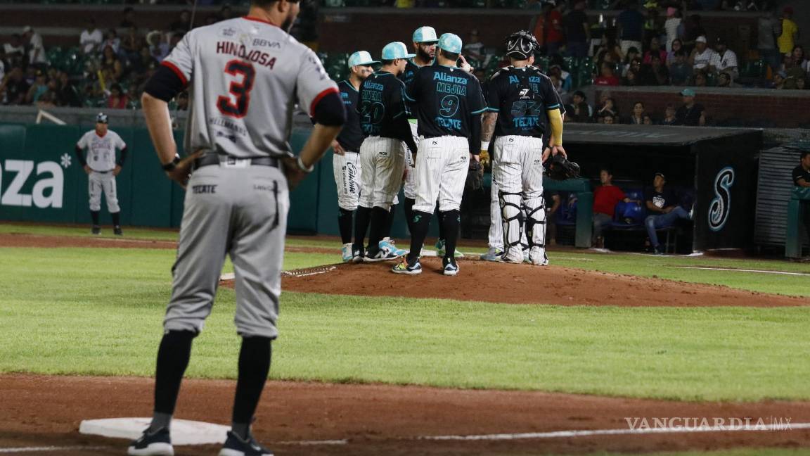 $!Ambos equipos mostraron sus habilidades defensivas durante la parte intermedia del encuentro en el Estadio Francisco I. Madero.