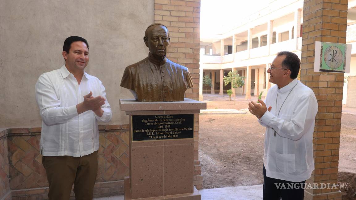 $!El busto de Jesús María Echavarría se colocó en el nuevo bachillerato del Colegio San José.