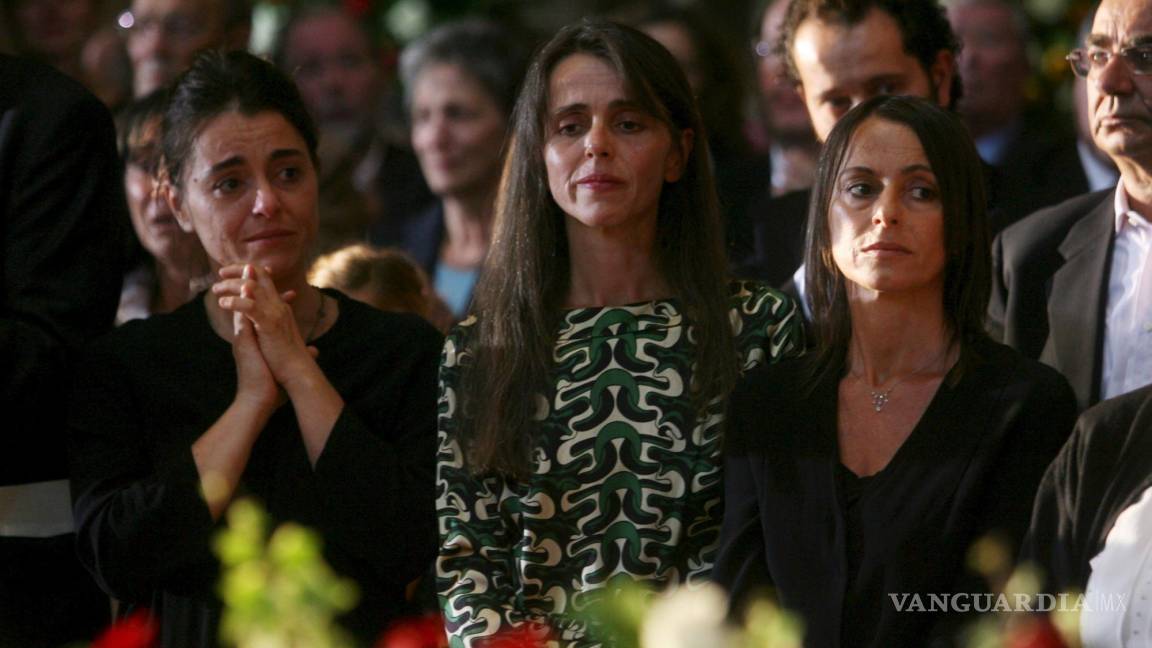 $!Las tres hijas mayores del tenor italiano Luciano Pavarotti (de i a d) Giuliana, Cristina y Lorenza, durante el funeral de su padre en la catedral de Módena, Italia.