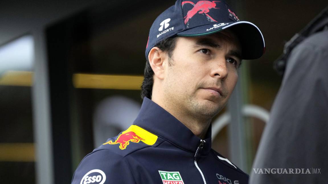 $!El piloto de Red Bull Sergio Pérez de México camina en el paddock en la pista de carreras Dino y Enzo Ferrari, en Imola, Italia.