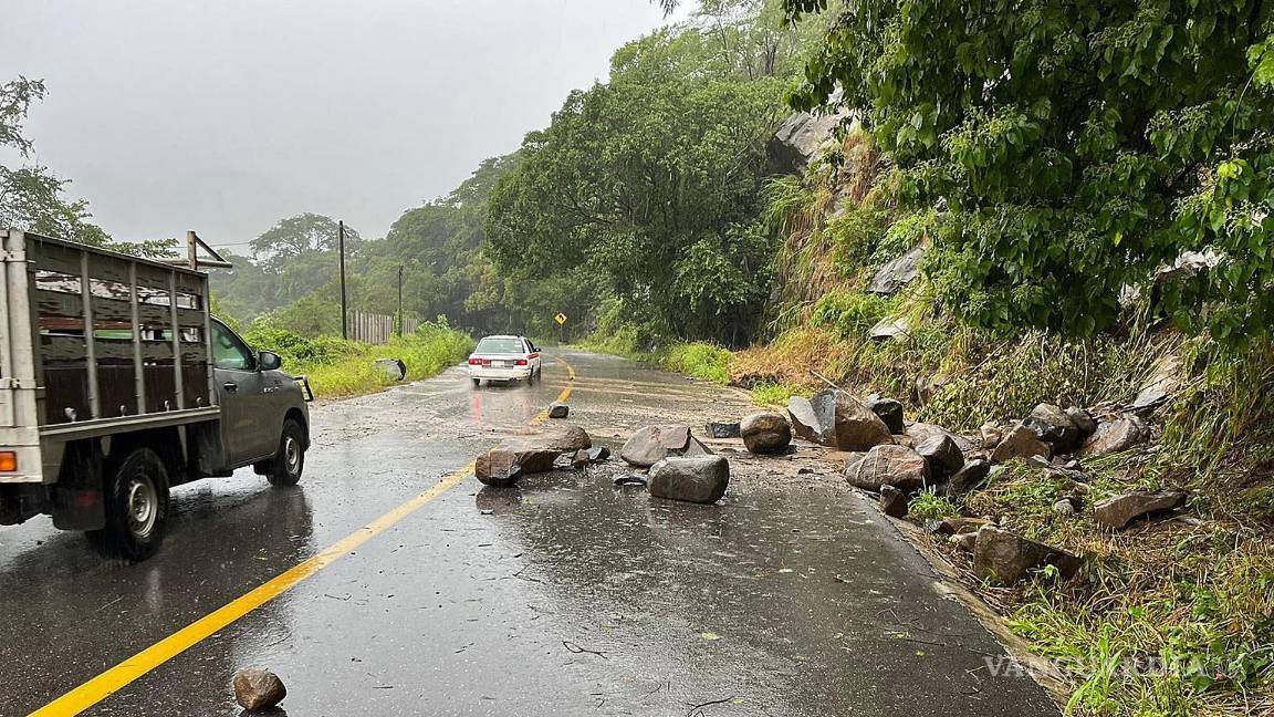 $!Rocas sobre una vía como parte de los daños ocasionados por el Huracán Otis en el balneario de Acapulco, en el estado de Guerrero (México).