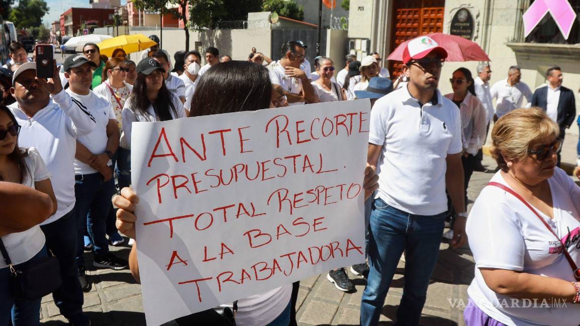$!Trabajadores adheridos a la Sección 29 del Sindicato de Trabajadores del Poder Judicial de la Federación protestaron en la ciudad de Oaxaca el 12 de octubre.
