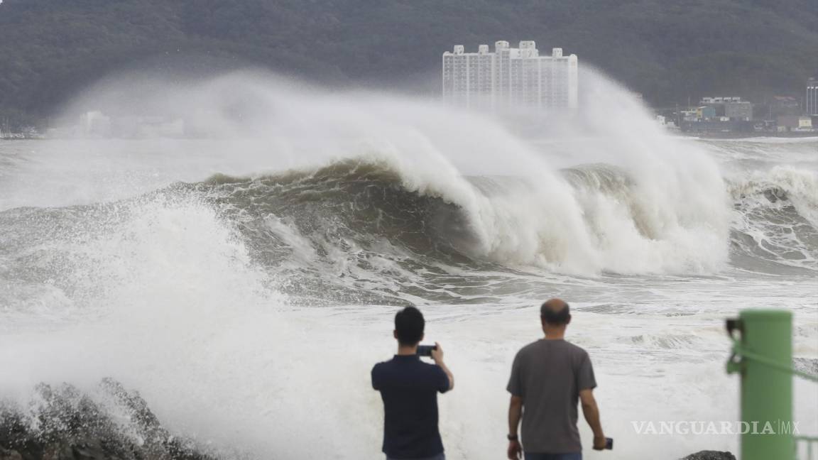$!Las olas golpean la costa en Ulsan, Corea del Sur. El tifón Hinnamnor es el más poderoso en golpear a Corea del Sur en años.