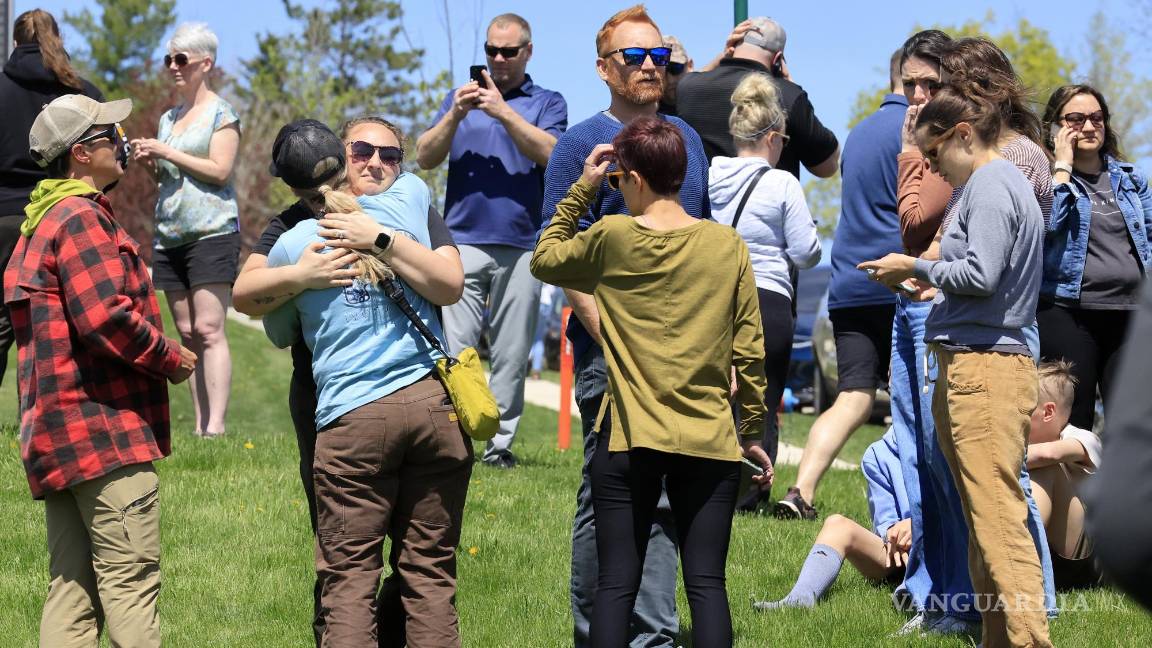 $!Algunos padres acudieron por sus hijos a la escuela secundaria.