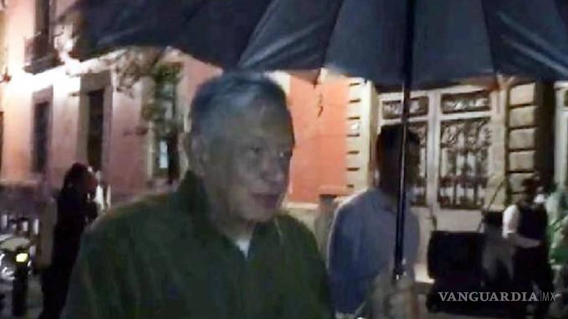 $!El presidente salió del Palacio Nacional y se le cuestionó sobre su asistencia a Porrúa, a donde iría “a cenar”.