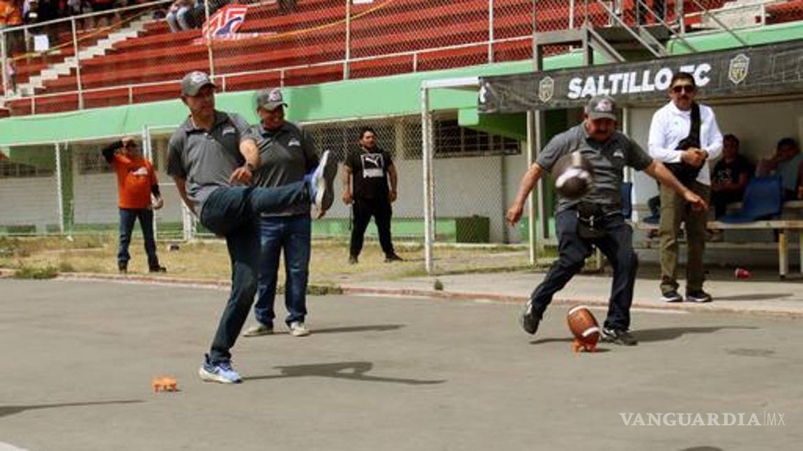 $!Octavio Pimentel Martínez padrino de la temporada 2024 acompañado por Alfio Vega de la Peña y Antonio Cepeda director del INEDEC realizaron la patada inaugural.