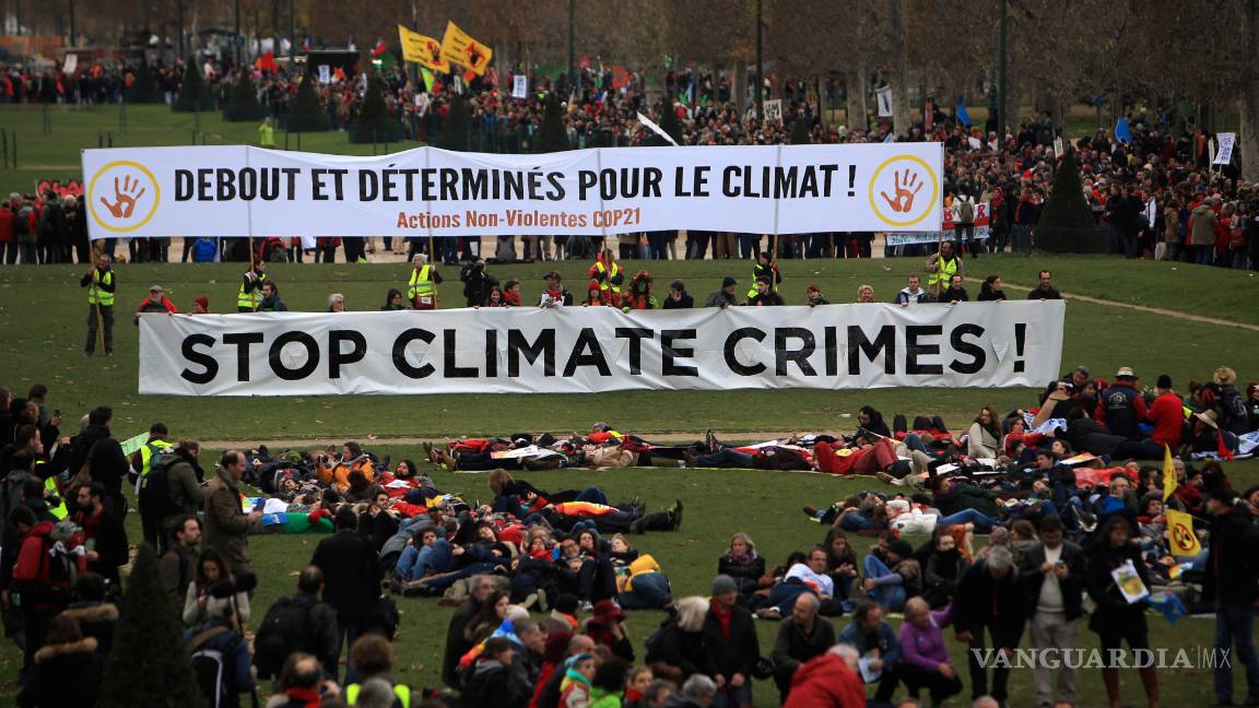 $!ONG muestran en la calle de París su desacuerdo con el acuerdo de la COP21
