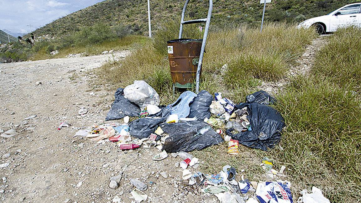 $!Lleno de basura y desechos; visitantes convierten en basurero la presa Palo Blanco