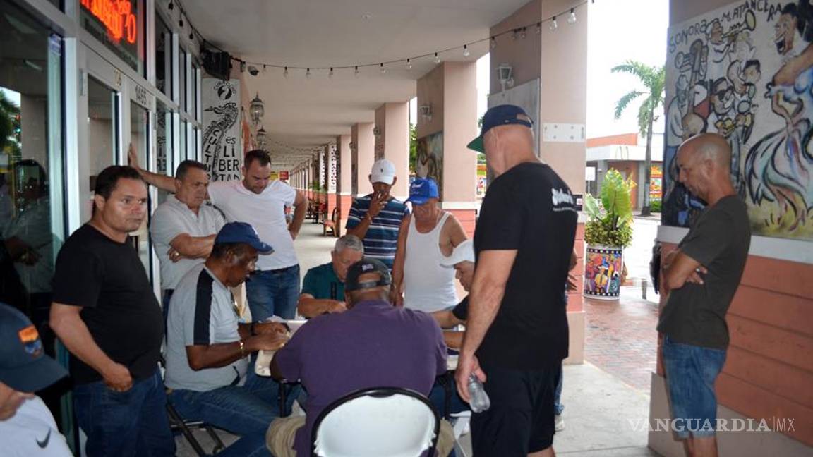 $!Ni siquiera el temido huracán Dorian los asusta, la partida de dominó es lo primero en Miami