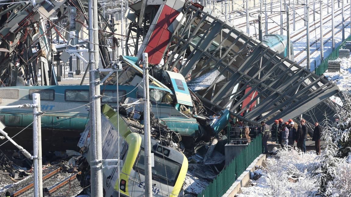 $!Choque entre un tren de alta velocidad con una locomotora deja 9 muertos y 47 heridos en Ankara