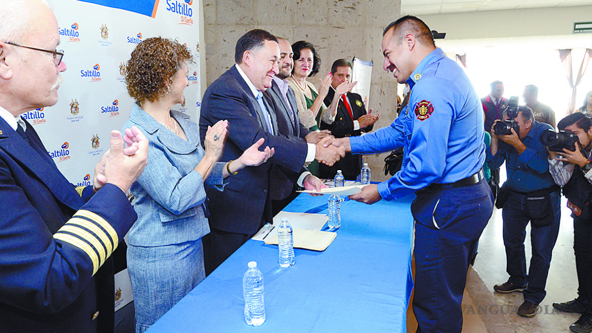 Municipio de Saltillo entrega reconocimiento a bomberos sobresalientes