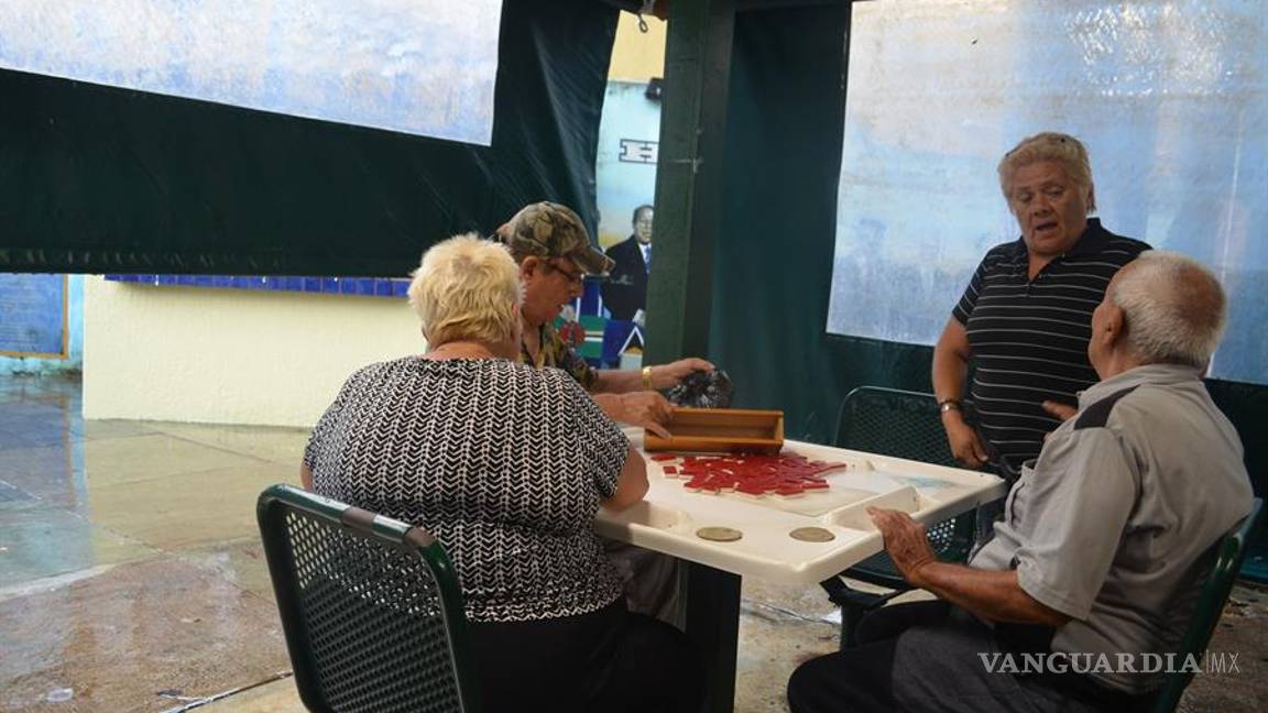 $!Ni siquiera el temido huracán Dorian los asusta, la partida de dominó es lo primero en Miami