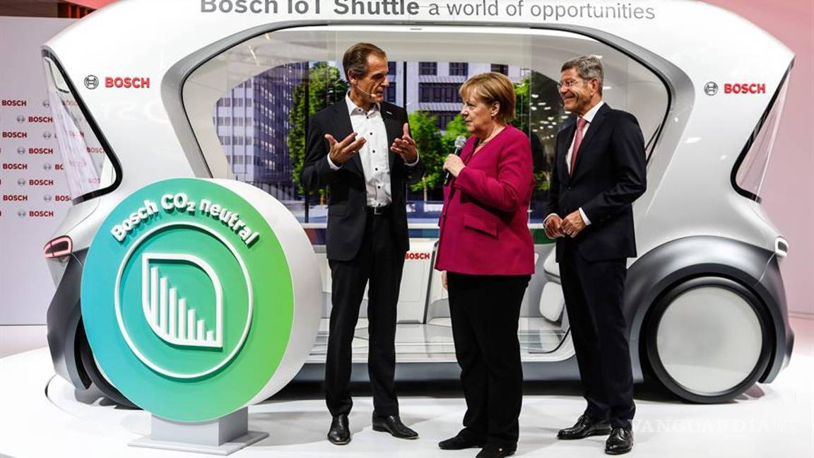 $!Angela Merkel inaugura el Salón Internacional del Automóvil en Frankfurt, no te puedes perder estas imágenes