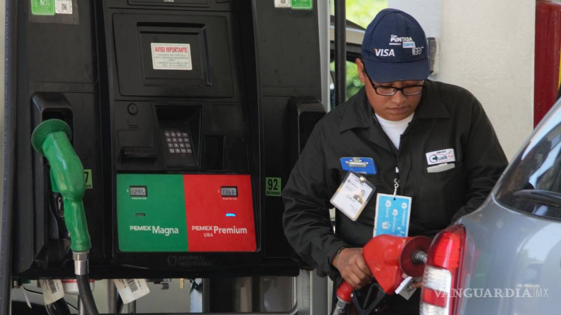 $!Desabasto y problemas en bombas de gasolina retrasan a paisanos