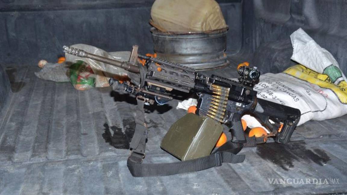 $!Elementos de la Fiscalía General de la República aseguraron en el cateo una Barret, una ametralladora y material diverso.