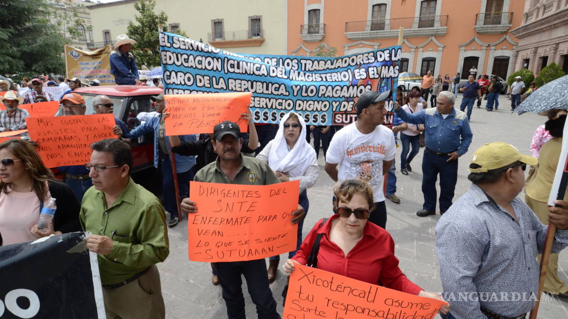 Plantón de profesores contra la Ley de Pensiones de Coahuila