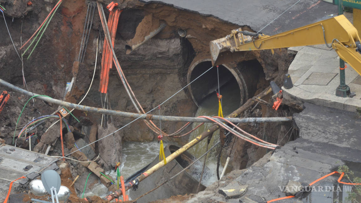 Se abre socavón de 5 metros de profundidad en Xochimilco