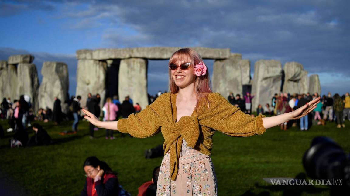 $!En Stonehenge se congrega miles de personas para recibir el solsticio de verano