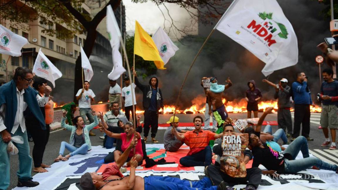 $!Protestas contra juicio a Rousseff bloquean carreteras en Brasil
