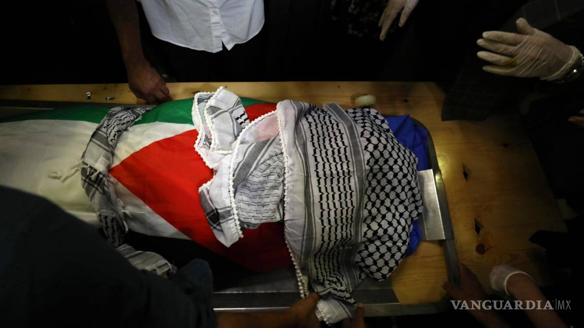 $!Amigos de la fallecida activista turco-estadounidense Aysenur Ezgi Eygi rodean su cuerpo en la morgue del hospital Rafidia, en la ciudad de Nablus, Cisjordania.