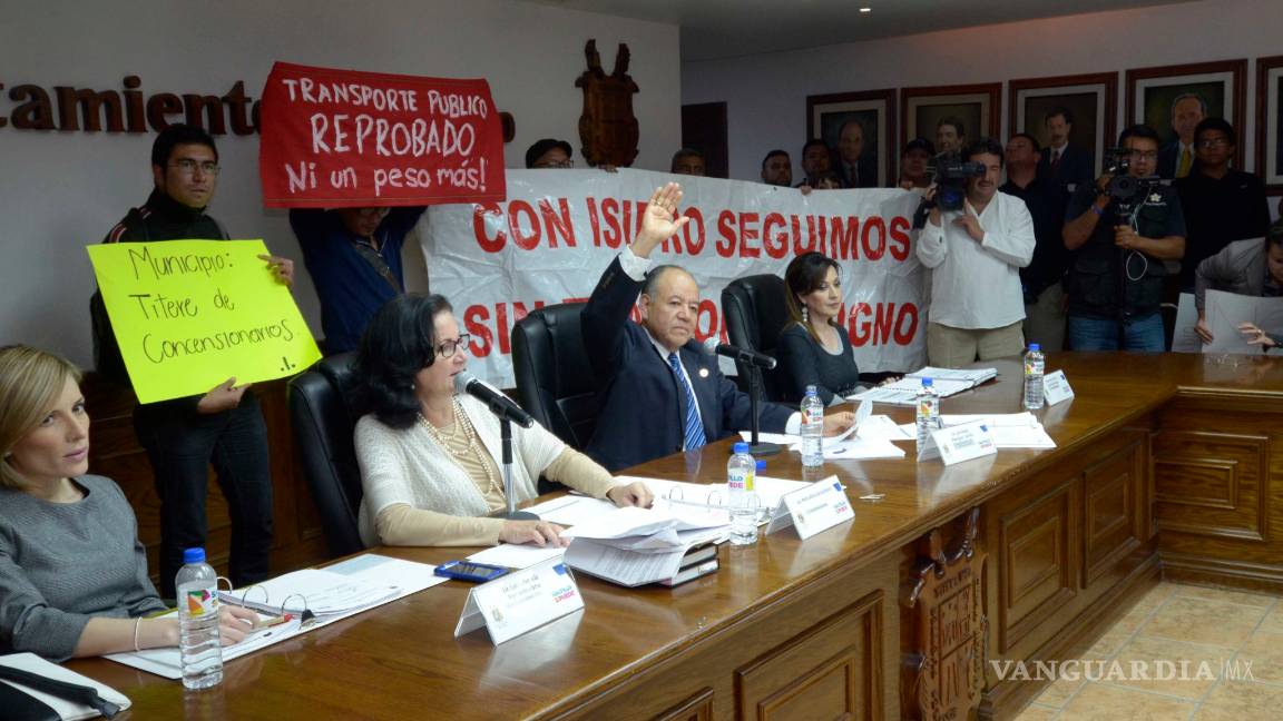 $!Aprueban alza a tarifas del transporte en Saltillo; ciudadanos irrumpen en Alcaldía y forman un 'Cabildo Ciudadano'