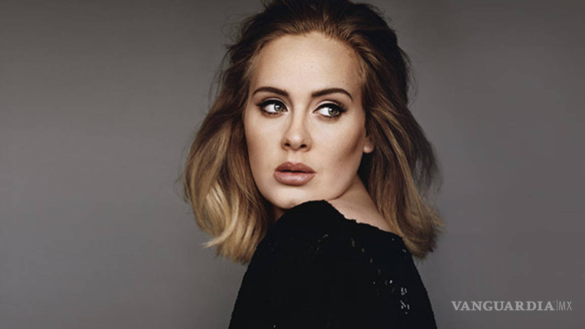 Adele y su doble se toman selfie en concierto (VIDEO)