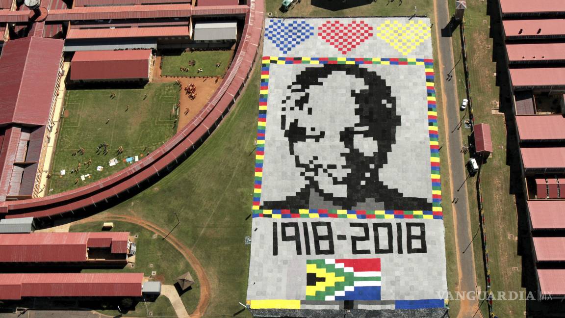 Develan retrato gigante de Mandela