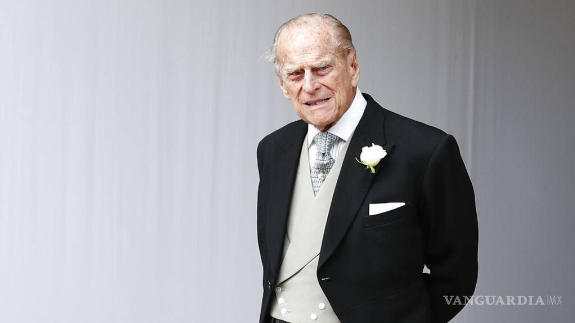 Príncipe Felipe deja de manejar a los 97 años tras accidente