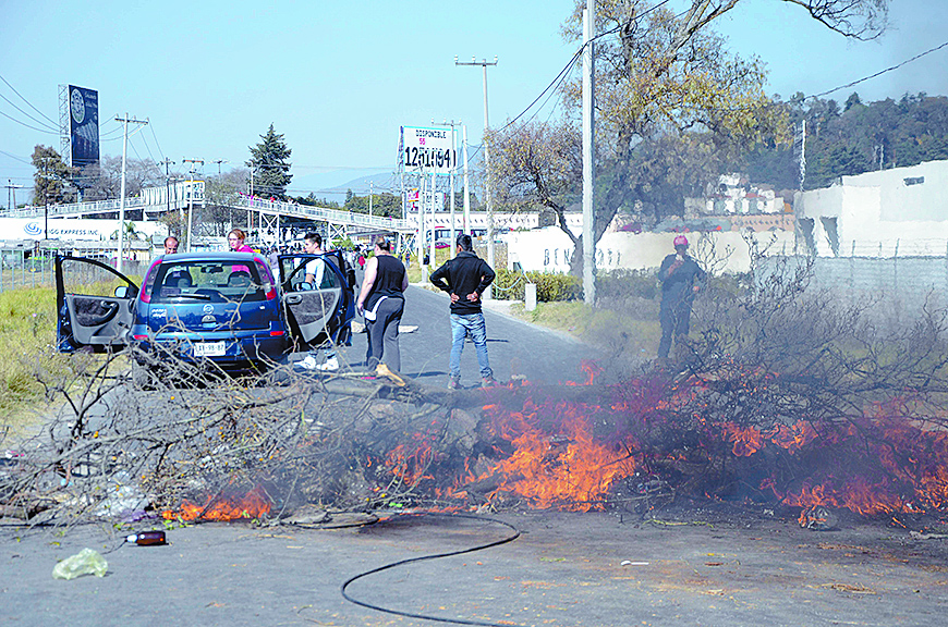 $!Protestas, desastre y bloqueos es el resultado del alza a la gasolina