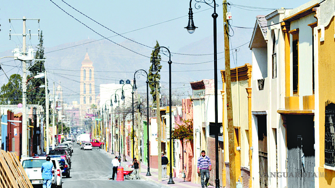 Colocan arbotantes estilo colonial en calle Juárez del centro de Saltillo