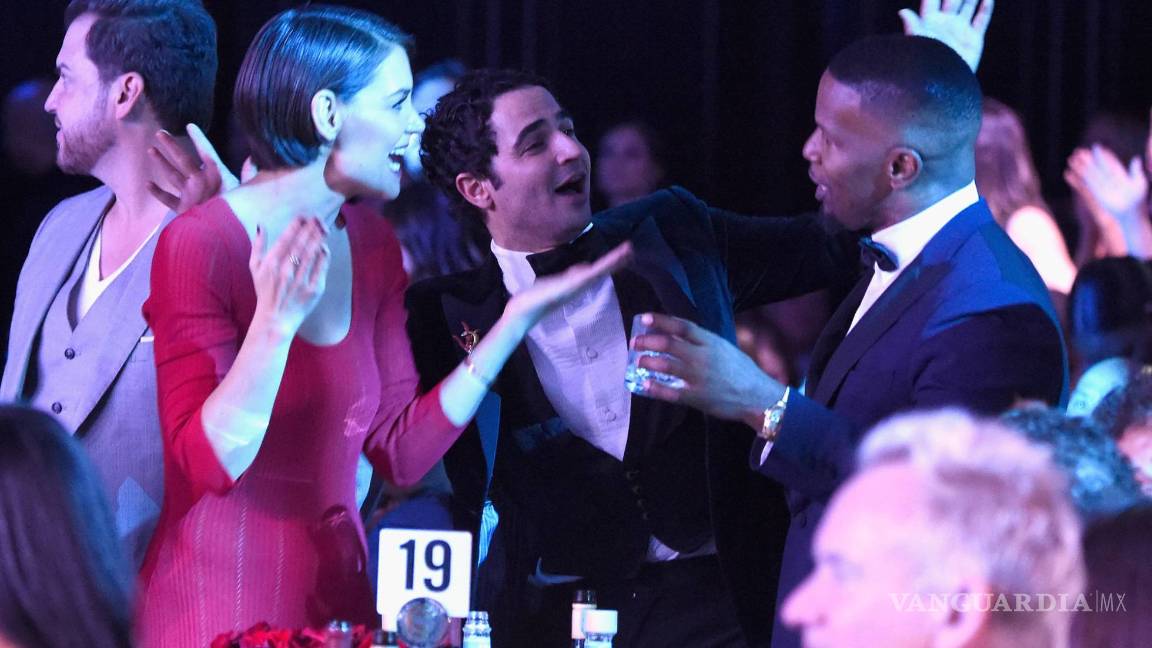 $!Jamie Foxx y Katie Holmes muestran su amor en los Grammy