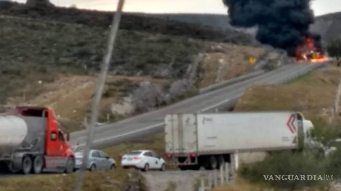 Camión de pasajeros se incendia en la carretera libre Monterrey-Saltillo