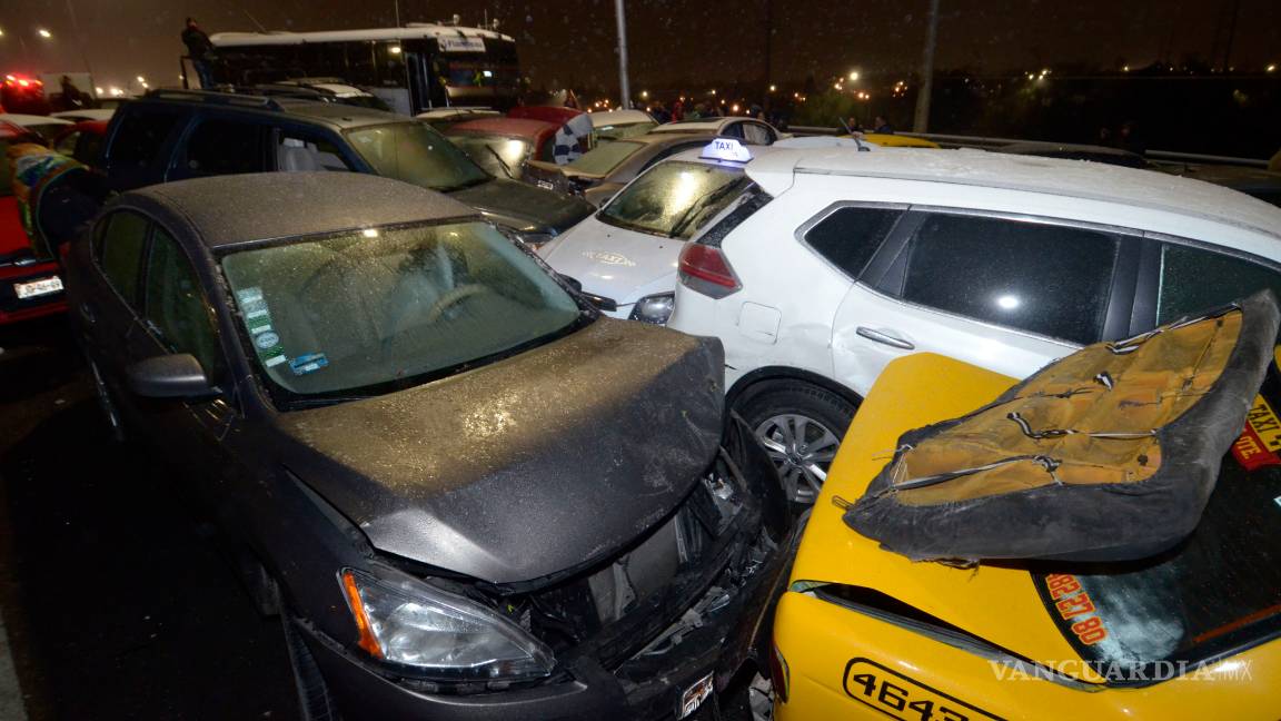 $!Colisionan más de 40 vehículos en mega carambola del Periférico de Saltillo (fotogalería)
