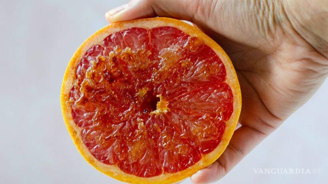 $!Toronja asada con azúcar morena clara y hojuelas de sal de mar.