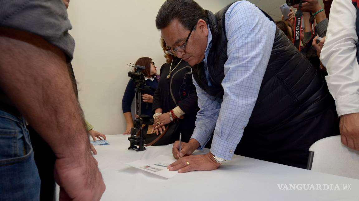 $!Javier Guerrero se registra ante el IEC; no descarta ir con un partido político