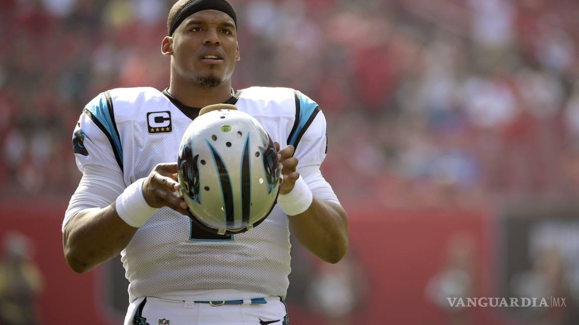 Cam Newton será operado del hombro de lanzar