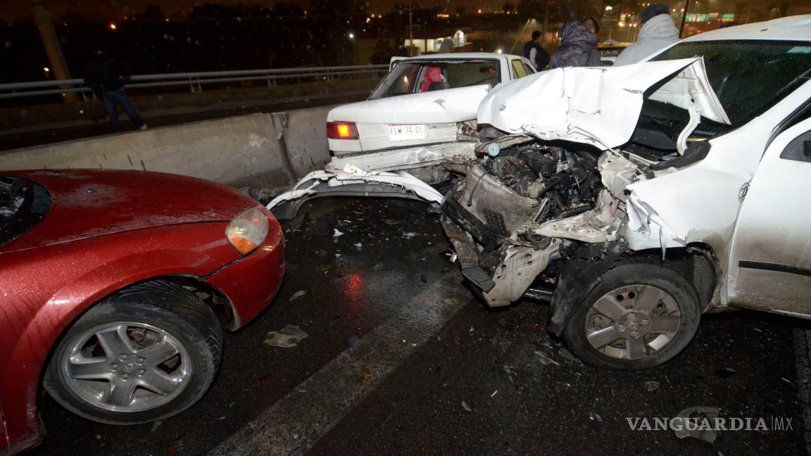 $!Colisionan más de 40 vehículos en mega carambola del Periférico de Saltillo (fotogalería)