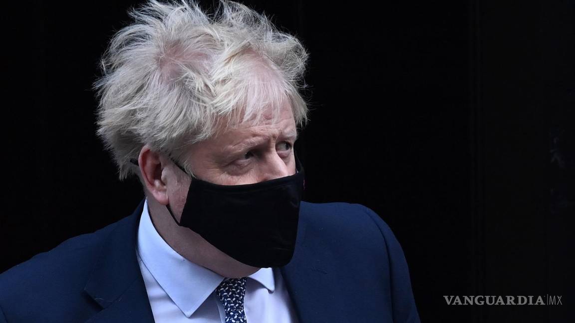 Admite Boris Johnson que asistió a fiesta en Downing Street durante estricta cuarentena de 2020