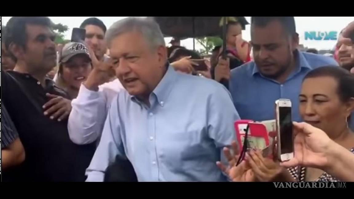 Reciben a López Obrador con protestas en Tabasco
