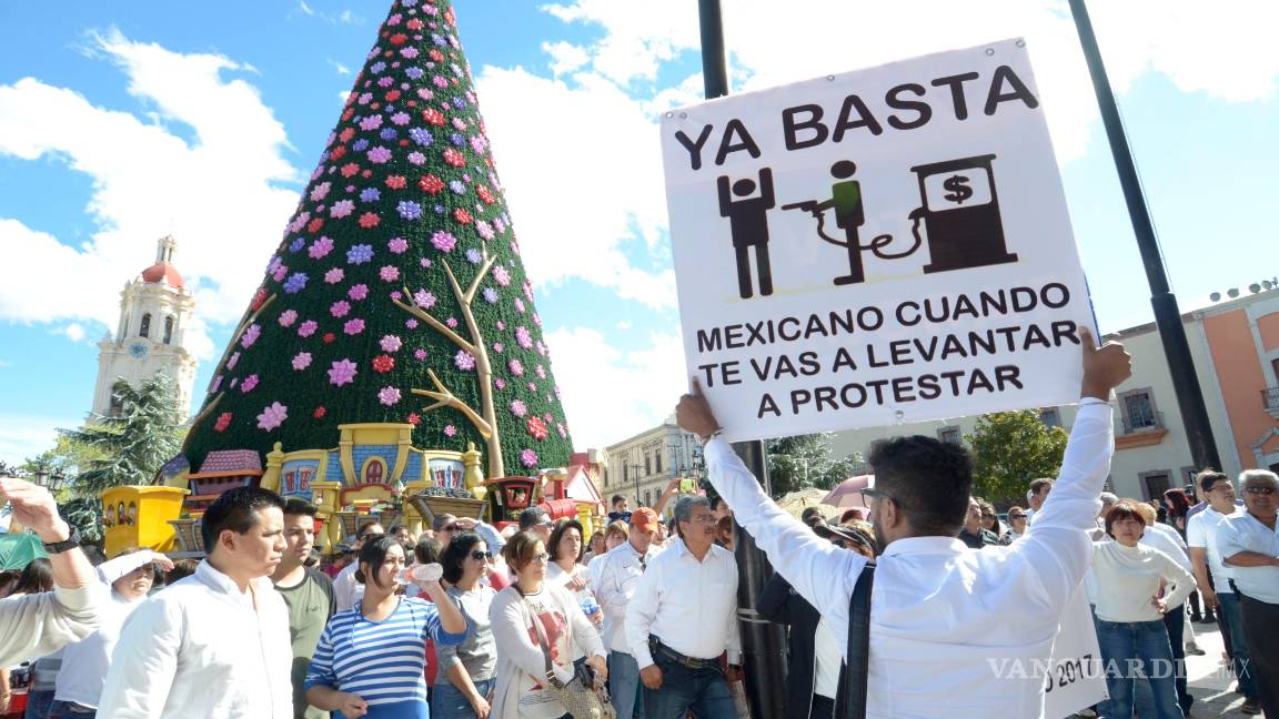 $!Saltillenses se manifiestan contra gasolinazo