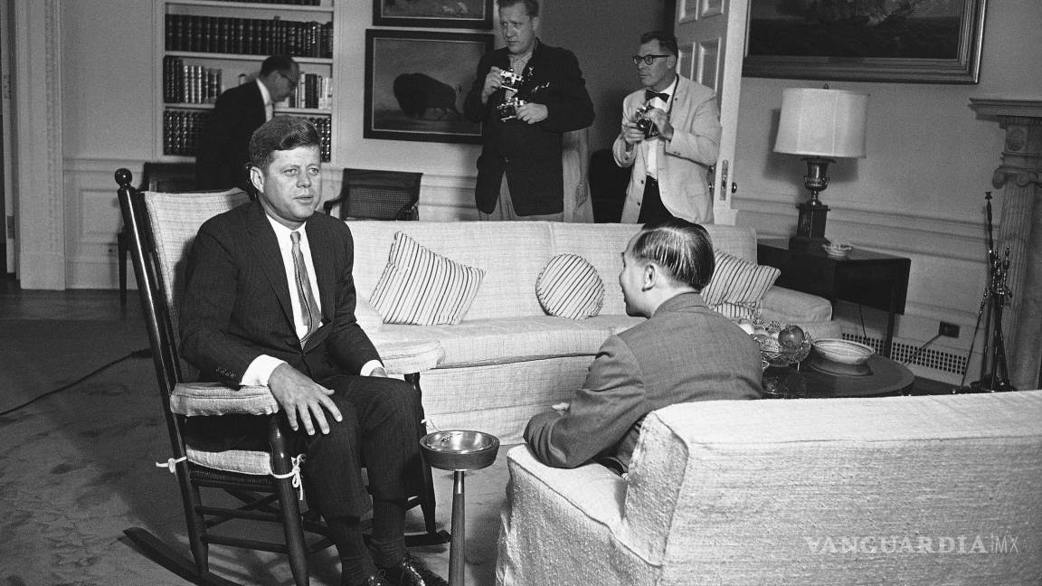 $!El presidente John F. Kennedy habla desde su ahora famosa mecedora con Nguyen Dinh Thuan, un alto funcionario de Vietnam del Sur, el 14 de junio de 1961.
