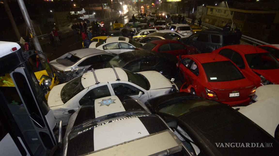 $!Colisionan más de 40 vehículos en mega carambola del Periférico de Saltillo (fotogalería)