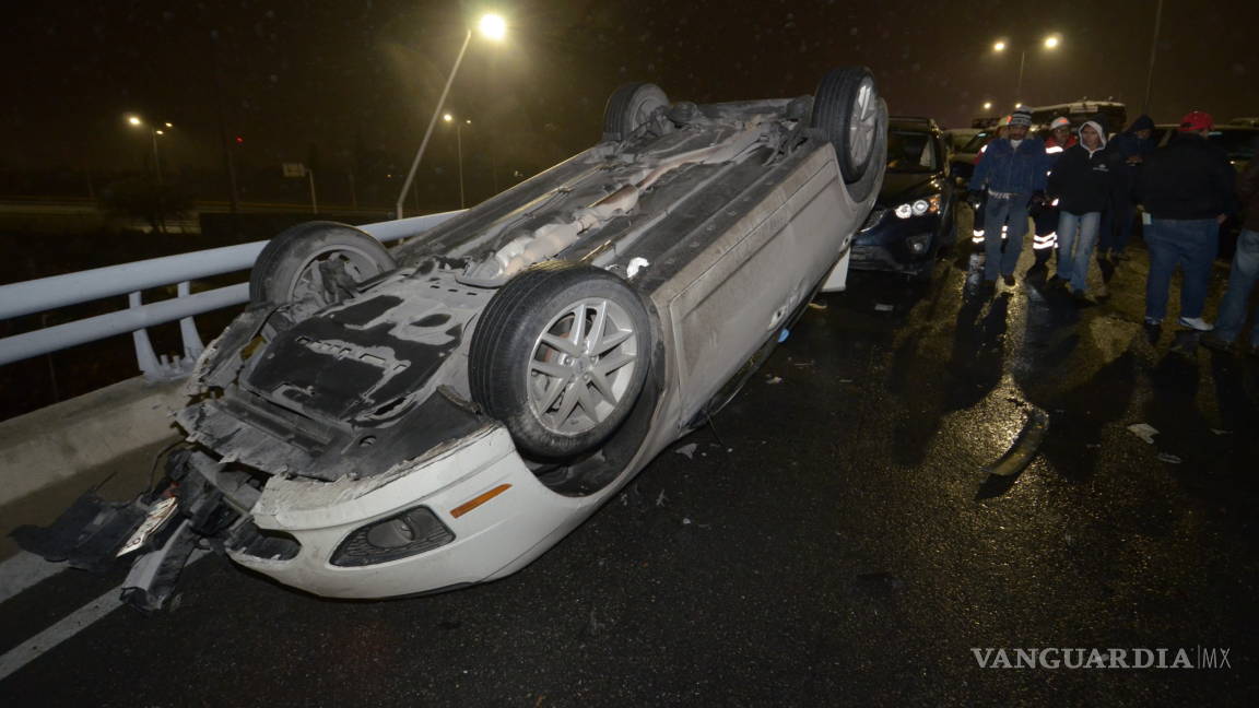 $!Colisionan más de 40 vehículos en mega carambola del Periférico de Saltillo (fotogalería)