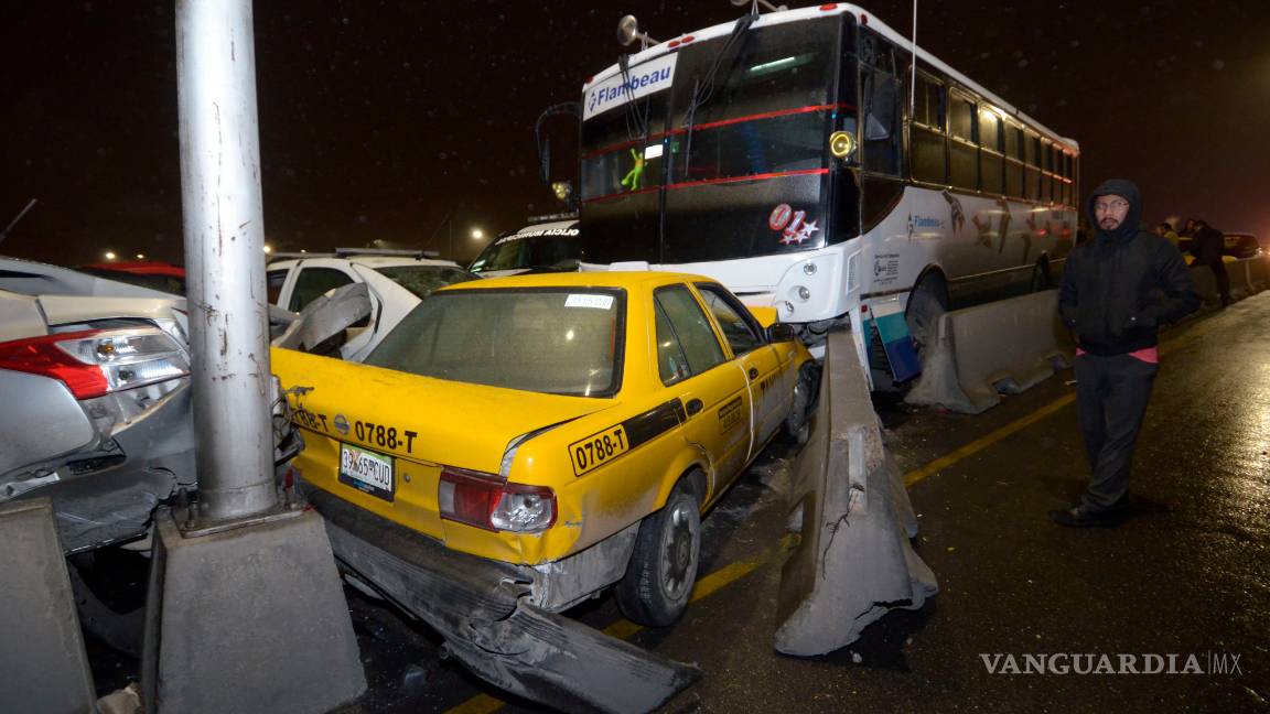 $!Colisionan más de 40 vehículos en mega carambola del Periférico de Saltillo (fotogalería)