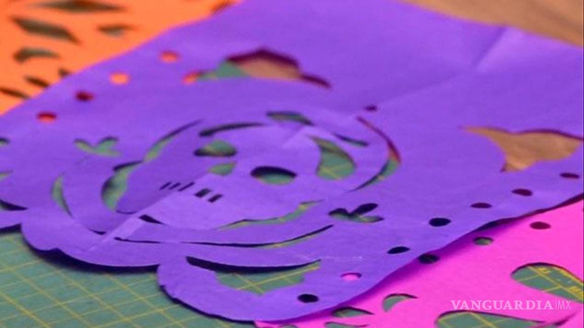 $!Uno de los elementos importantes de la ofrenda es el papel picado.