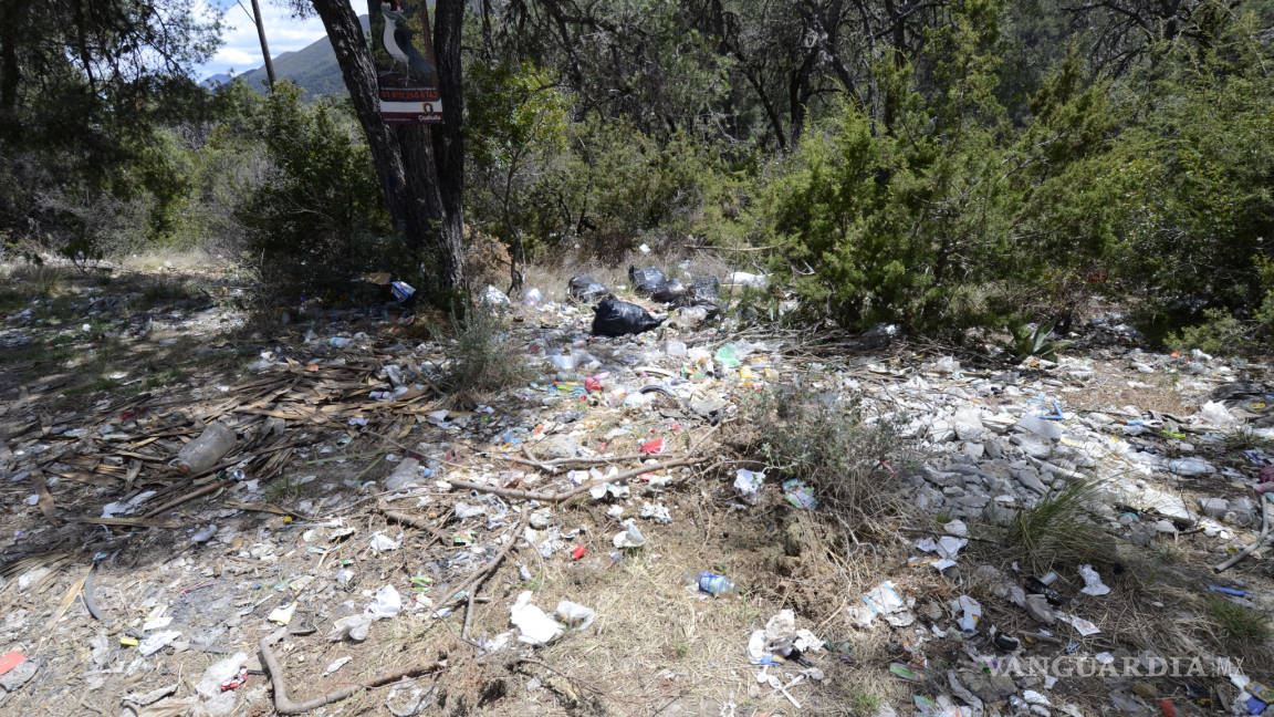 Convierten paseantes en basurero a la sierra de Arteaga; dejan más de 20 toneladas de desechos