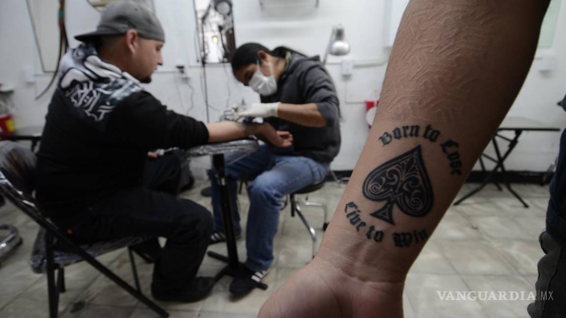 Coahuila: Deben cumplir tatuadores con regulación sanitaria