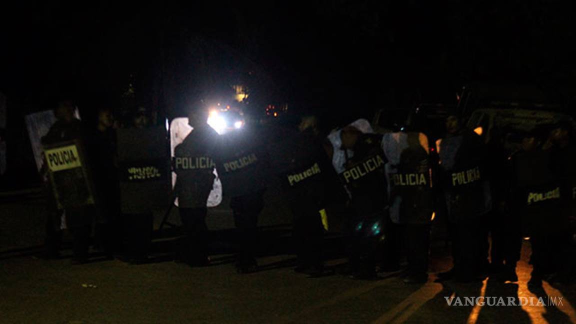 $!Pobladores de Akumal se enfrentan a policías en Cancún