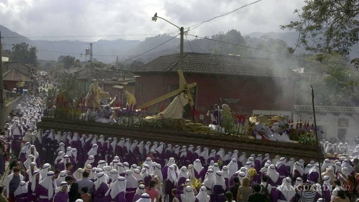 $!Cientos de fieles observan la procesión religiosa del Domingo de Ramos, inicio de la Semana Santa, que se dirige hacia la iglesia de la Merced, en Antigua Guatemala.