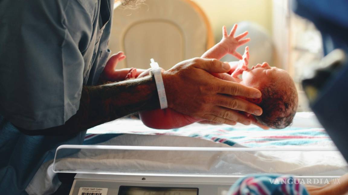 Las cosas que NO debes hacer cuando conoces a un bebé recién nacido